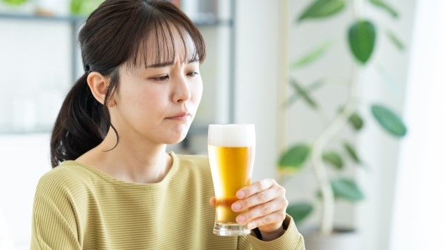 ビールを飲もうとしている女性