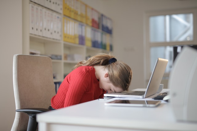 働く人の適切な睡眠時間は何時間？　おすすめの睡眠不足解消法とは