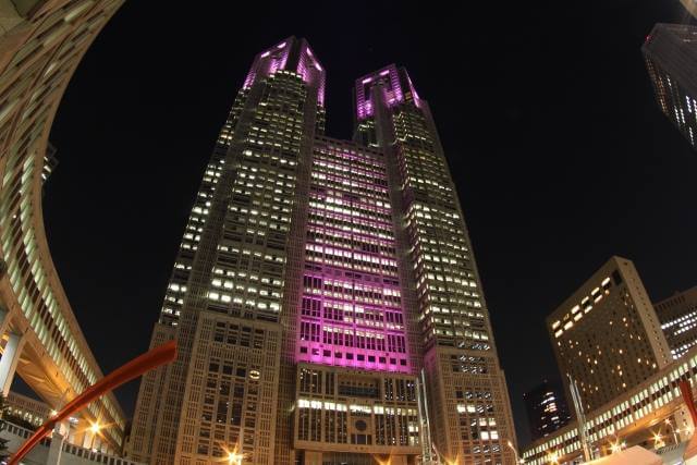 ピンク色の建物