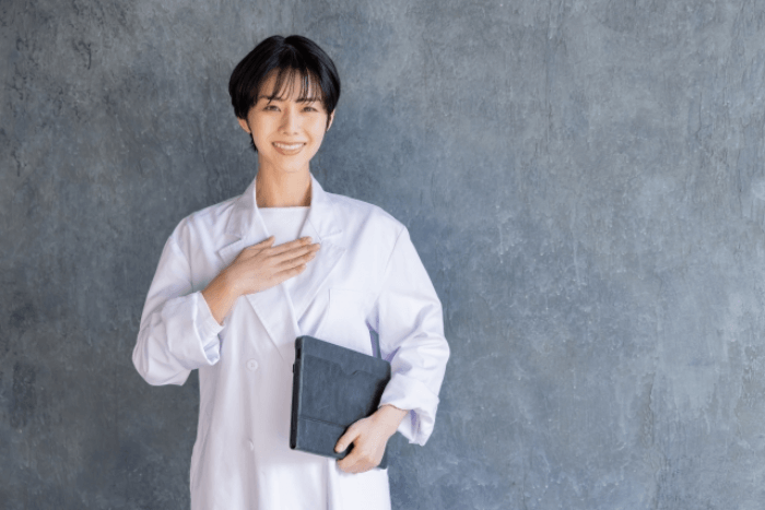 白衣の女性