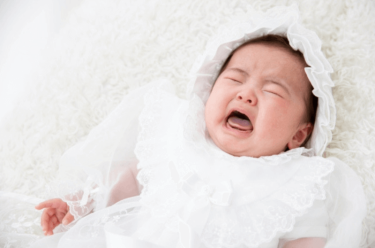 赤ちゃんはなぜ泣くの？理由と安心する抱っこの方法を紹介