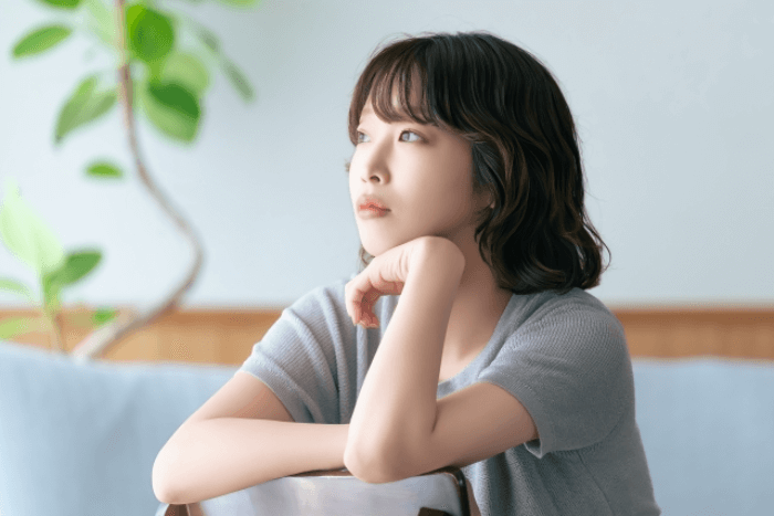 考えごとする女性