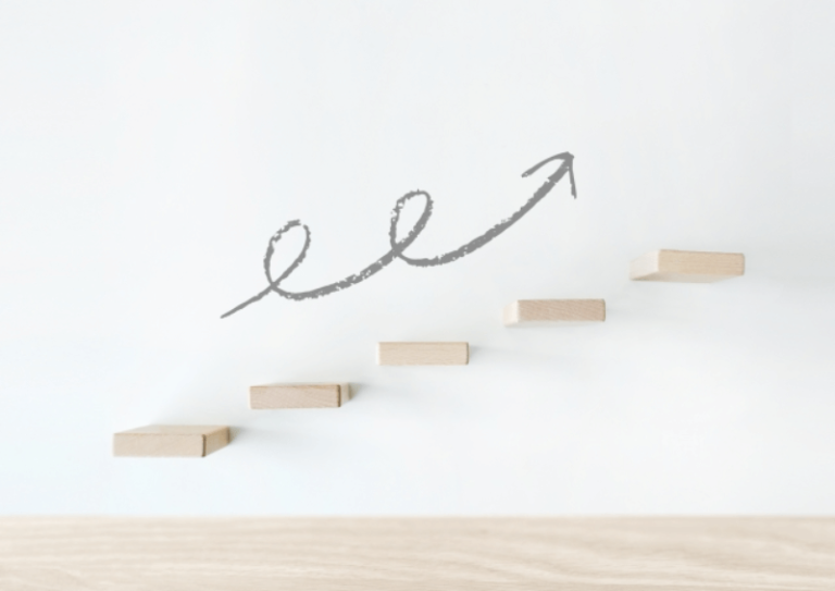 積み木の階段と上向き矢印