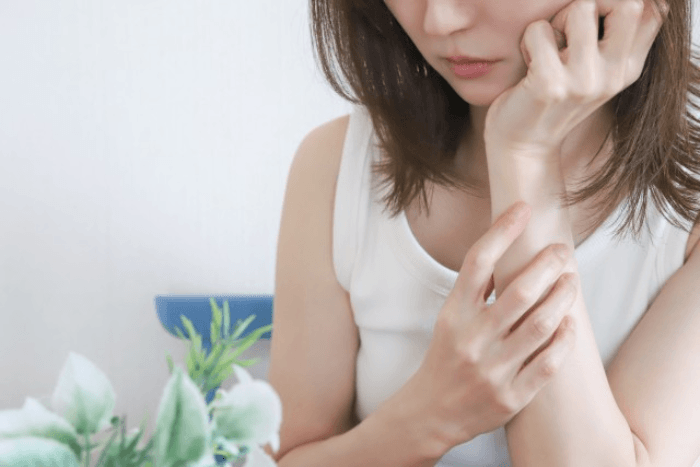 頬杖えをつく女性