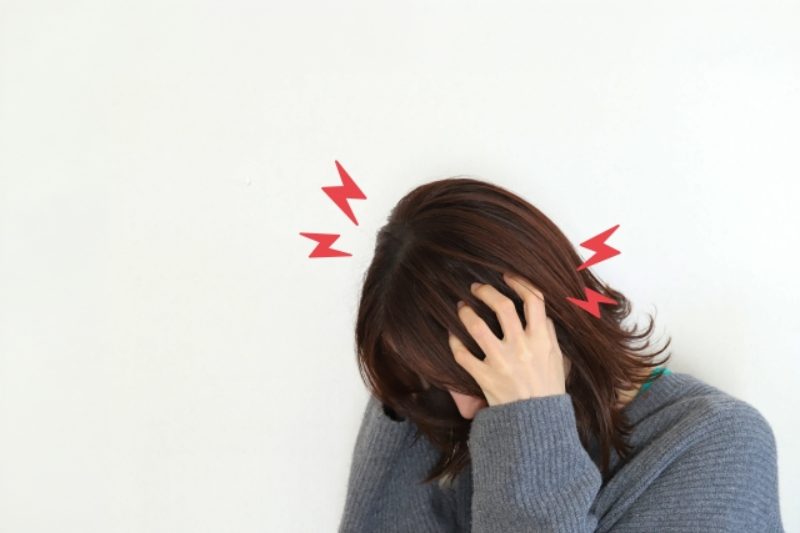 頭痛する女性